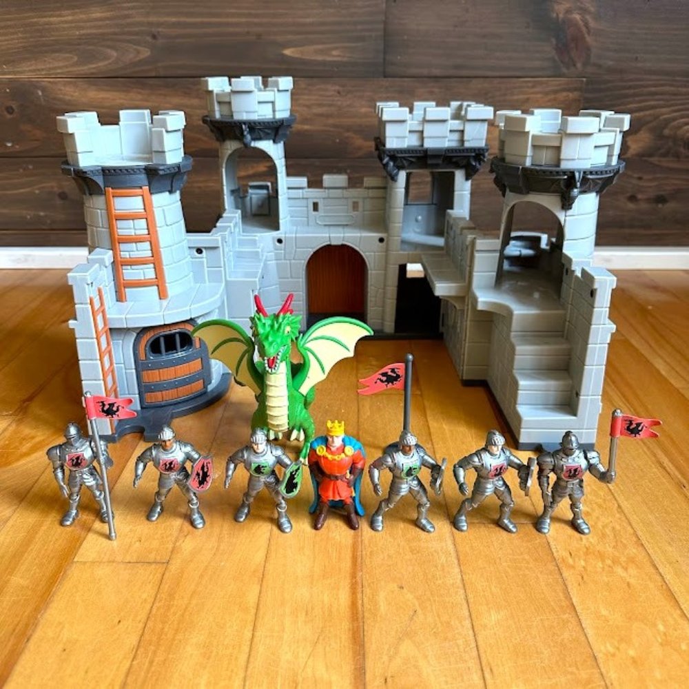 EUC Lakeshore Learning Royal Kingdom Adventure Castle and 8 Figures
